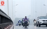 Người Hà Nội mặc thêm áo mưa ra đường vì lạnh